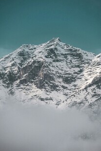 巍峨雪山云雾缭绕