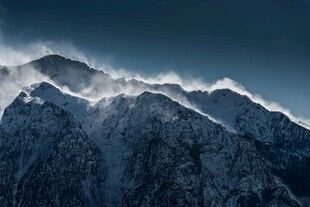 巍峨雪山云雾缭绕