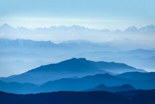 层峦叠嶂的壮美山景