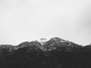 黑白山景图