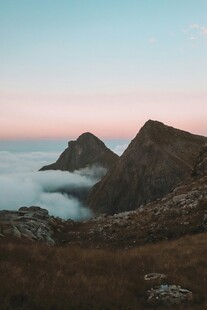 山间云海中的壮丽双峰