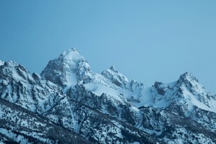 巍峨雪山壮丽景致