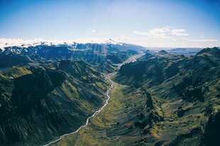 高山间蜿蜒公路壮丽景观