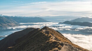 山巅云海壮丽风光