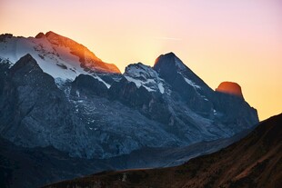 夕阳下的壮丽雪山景观