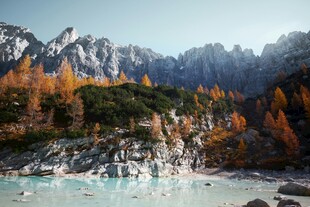 秋日山间的澄澈湖泊美景