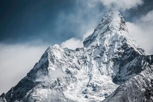 巍峨雪山壮丽景致