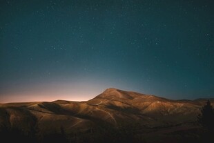 夜幕下的壮丽山峦