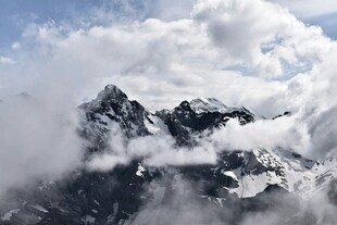 云雾缭绕的壮丽雪山