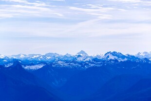 壮丽雪山蓝天美景