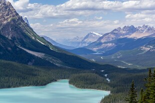 壮丽山水间的蓝湖美景