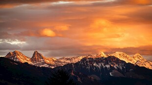 壮丽雪山日落美景