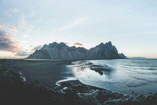 海边壮丽山景与迷人光影