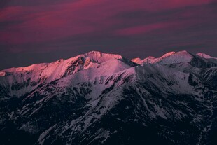 雪山映晚霞壮丽美景