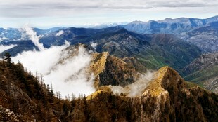 壮丽山峦云海景观