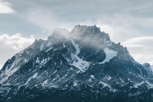 巍峨雪山云雾缭绕