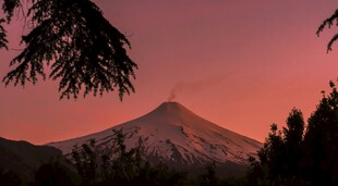 夕阳下的巍峨山峰