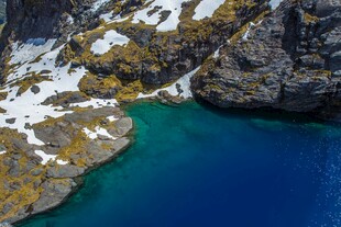 高山蓝湖壮丽自然景观