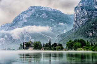 湖畔青山美景如画