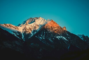 雪山日出美景