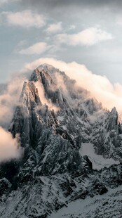 雪山云雾缭绕的壮美景观
