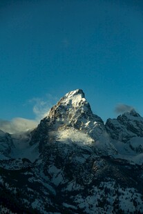 巍峨雪山映蓝天