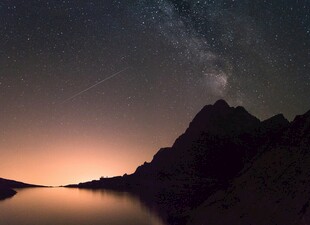 湖畔星空下的壮美山景