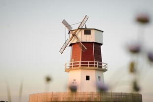 海边风车建筑景观