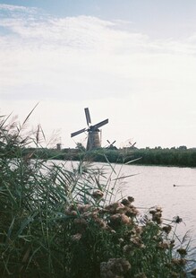 河畔风车风景