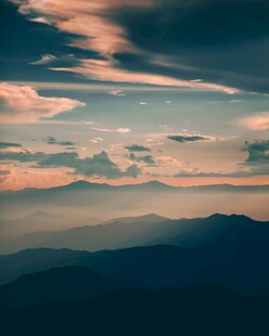 壮丽山景与绚烂天空