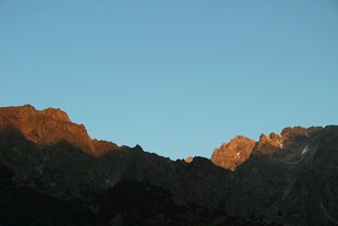 夕阳下的壮丽山峦