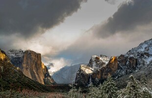 壮丽山景云雾缭绕
