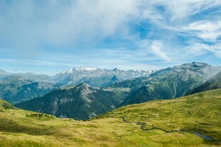 高山绿野间的壮丽风光