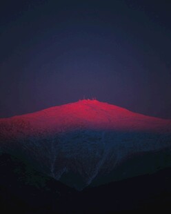 梦幻红紫色调的山峦景观