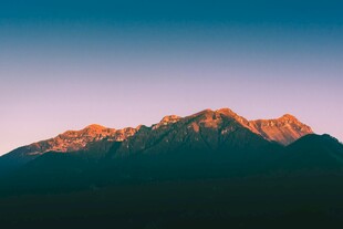 夕阳下的壮丽山脉
