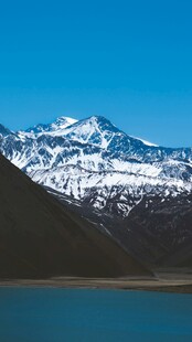 雪山下的静谧蓝色湖泊