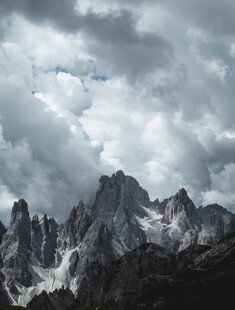 云雾缭绕的壮丽山峰
