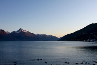 湖畔山景 静谧自然风光