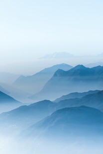 雾霭中的连绵山脉