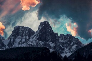 壮丽雪山与绚烂云霞