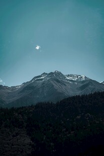 月夜下的山峦美景