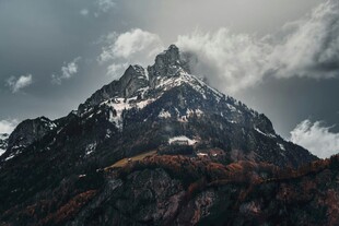 巍峨雪山壮丽景致