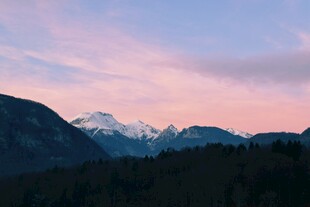 黄昏下的壮丽雪山美景