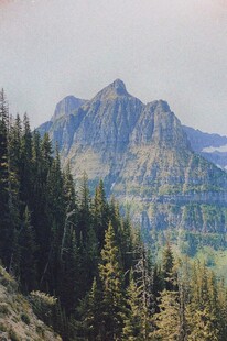 山林间的巍峨壮丽山峰
