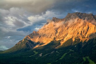 夕阳下壮丽的巍峨山峰