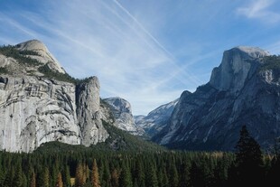 壮丽高山森林自然景观