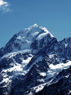 巍峨雪山壮丽景致