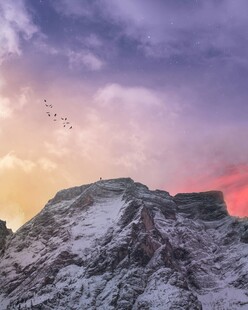 雪山之巅的梦幻霞光