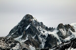巍峨雪山壮丽景致