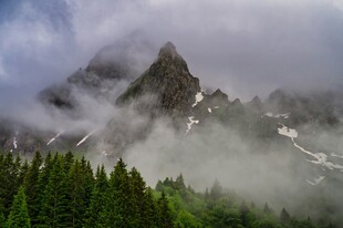 云雾缭绕的山林与山峰